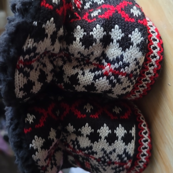 MUK LUKS BRAND WOMENS BLACK & RED SLIPPERS SIZE SMALL 5-6 - Picture 13 of 13